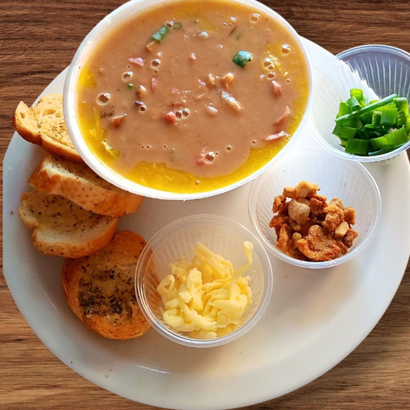 Caldo de franjao 500ml de gostosura, posicionado 250mel de caldo frango e 250 caldo de feijão, deixando dois sabores de caldo em uma porção só de franjao, ingridientes frescos bem temperado com tempero mimdêê da casa bem quentinha explosão de gostosura deixando aquele vontade de querer mais, vai acompanhamentos de cebolinha e mussarela, torresmo e torrada crocante pra deixar sua refeição