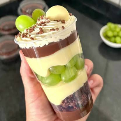 Brigadeiro branco, brigadeiro preto, creme de ninho e uvas verdes