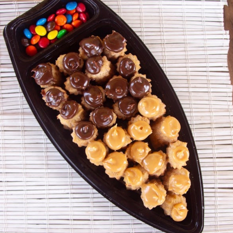 Com 28 mini churros recheados: doce de leite, chocolate, ninho e goiabada.