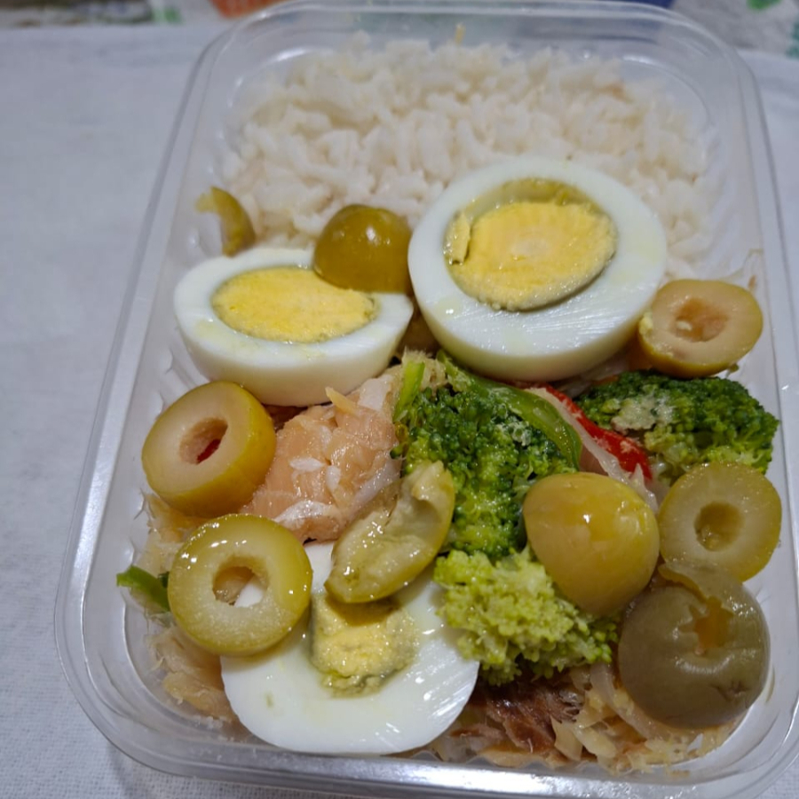 Bacalhau desfiado com batata inglesa, brocolis, ovos e azeitona, preparado com temperado caseiro e azeite . Acompanha Arroz no pote de 500gr