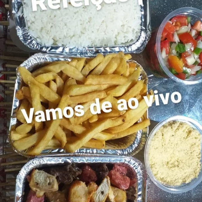 Refeição acompanhando arroz, vinagrete,farofa, fritas e 3 espetos de churrasco misto (carne,frango e linguiça)