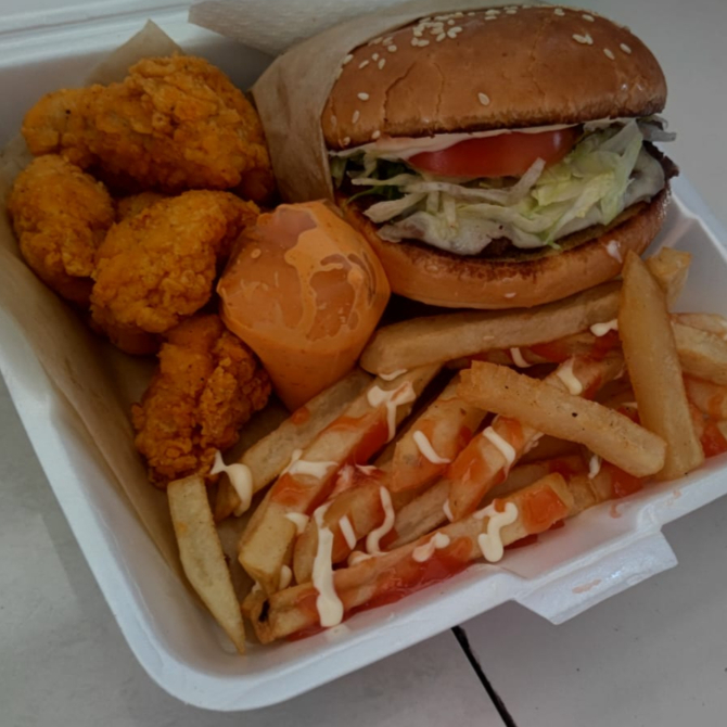 COMBO Boneles Burger Papas