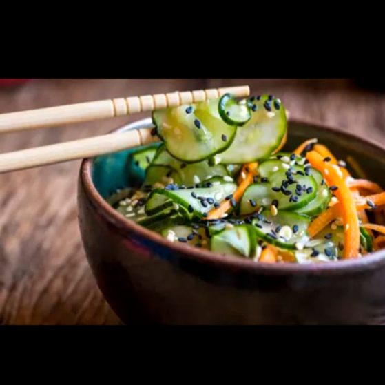 300 GRAMAS DE PEPINO, CENOURA E KANI .