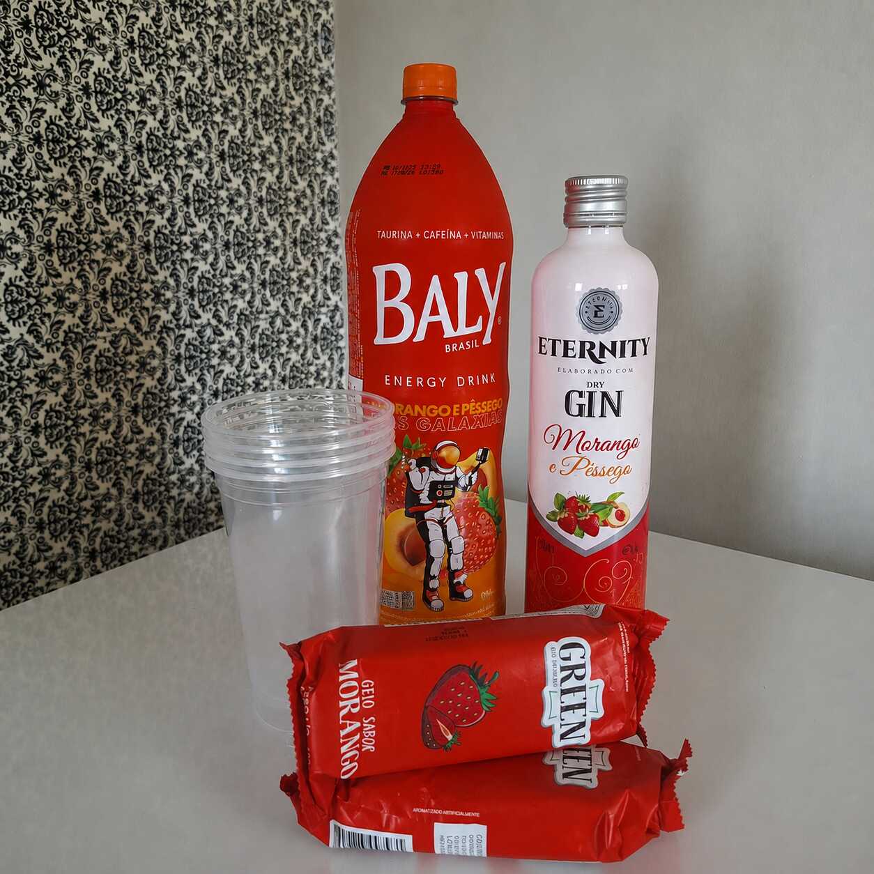 1 Garrafa de Morango e Pessego 1 Energético Morango Baly 2lts 4 Gelo de Sabor Morango 4 copos