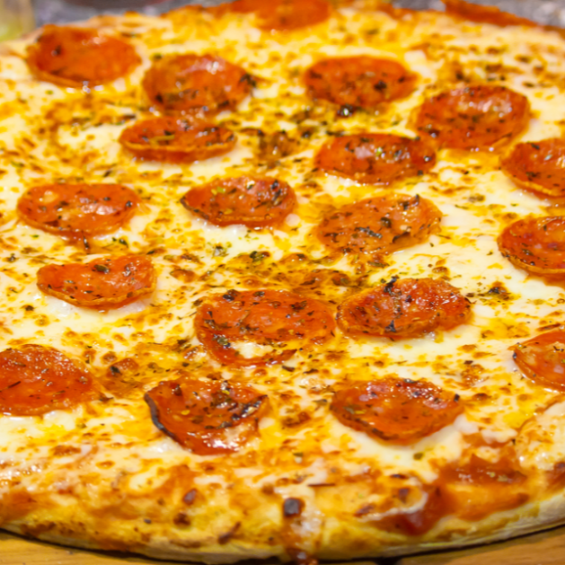Pizza saborosa composta por: Molho, Queijo Mussarela, Pepperoni fatiado e Orégano.