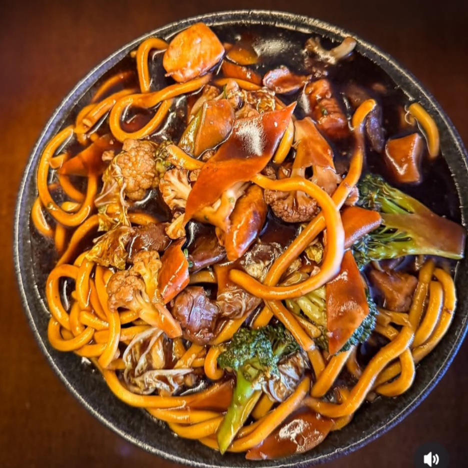 Yakisoba tradicional Grande acompanha, macarrão de Yakisoba artesanal, molho shoyu artesanal da casa,isca de frango, pimentão, acelga ou repolho, cenoura