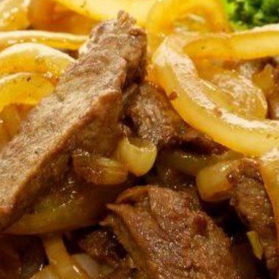 Isca de carne acebolada acompanha: macassar, arroz, macarrão, salada e farofa