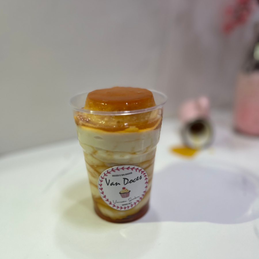 Caramelo com aquele creme de pudim super macio e aquele pudim lisinho feito com base de leite ninho.