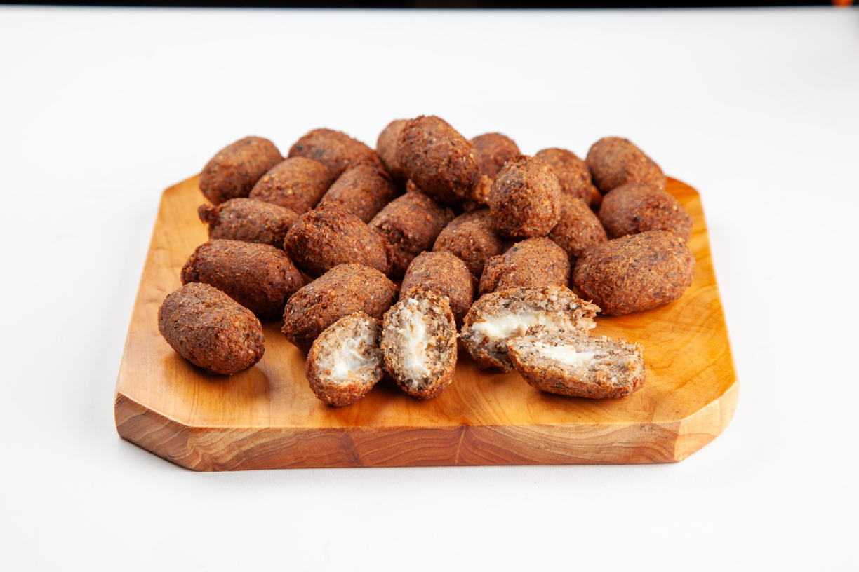 Produto congelado. Verificar na embalagem o modo de preparo.Massa deliciosamente temperada com carne de alta qualidade e um impecável recheio de requeijão cremoso.