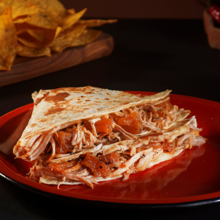 Disponíveis em porções de 2 ou 4 fatias. Cada fatia é preparada com tortilha de trigo, recheada com mussarela. Para complementar, acrescentamos a proteína de sua escolha.