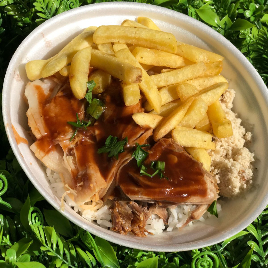 Pernil assado ao molho barbecue batata frita arroz feijão farofa e salada
