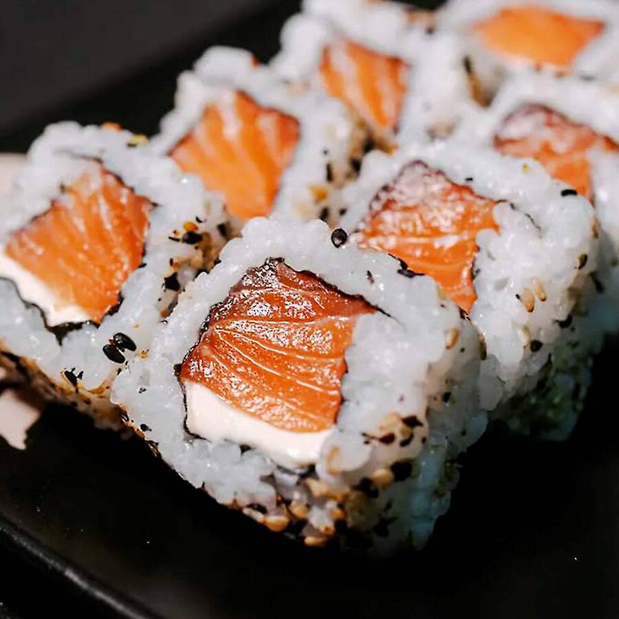 Salmão fresco envolto com arroz bem temperado, na alga, cream chesse profissional
Acompanha 1 hashi, 1 sachê de shoyo e 1 sachês de teriyaki