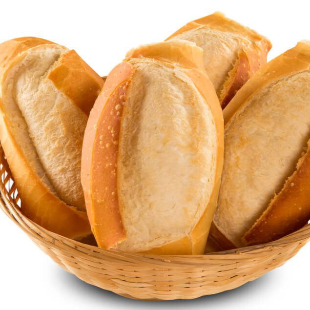 Pão francês fresquinho, crocante por fora e macio por dentro.