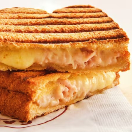 Misto quente caseirinho, feito no pão de milho, com queijo mussarela bem derretido, peito de peru e manteiga.