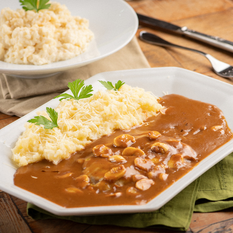 Saboroso Filé Mignon, cuidadosamente grelhado, serve de base para nosso sofisticado molho Madeira, com sua riqueza de sabores e profundidade que só um bom vinho pode proporcionar. Adicionamos uma generosa camada de queijo gratinado, que após levemente dourado, agrega uma textura irresistivelmente crocante ao prato. Acompanha um arroz soltinho e um purê cremoso, perfeitamente temperados, que complementam a experiência gastronômica. Uma refeição completa e digna de um verdadeiro apreciador da alta culinária.