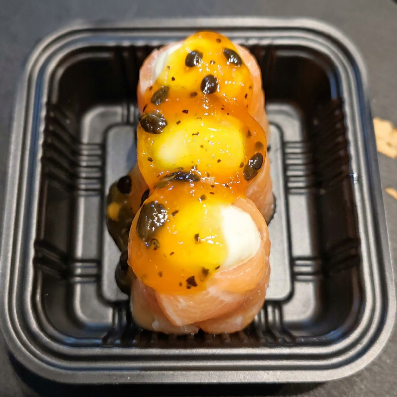 salmão, cream cheese e geleia de maracujá