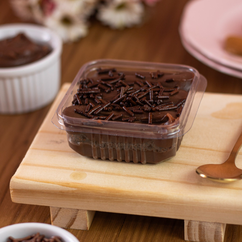 Torta de massa de biscoito amanteigado e recheio cremoso.