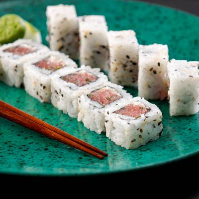 Roll composto com arroz, recheio de pasta de atum com cream chesse.