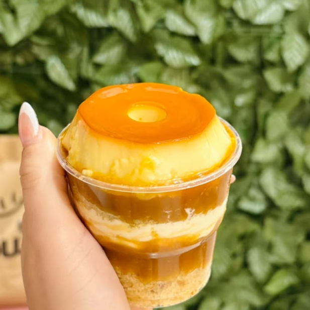 O copo da felicidade de pudim é uma sobremesa cremosa e deliciosa, preparada com camadas irresistíveis de pudim e recheios especiais. Perfeito para quem ama um doce suave, saboroso e cheio de cremosidade em cada colherada.