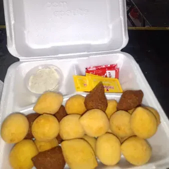 25 Unidades de mini salgados sabores variados .