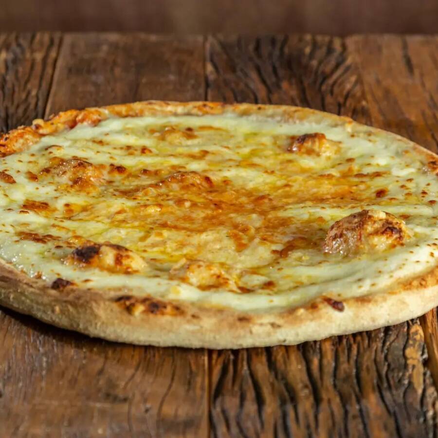 Molho ao sugo, muçarela, parmesão, provolone, Catupiry e orégano.