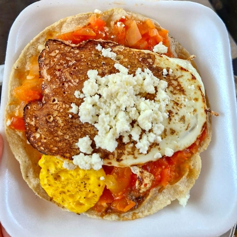 Memela con Huevo al Comal