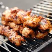 Espetinho de frango bem e assado e temperado