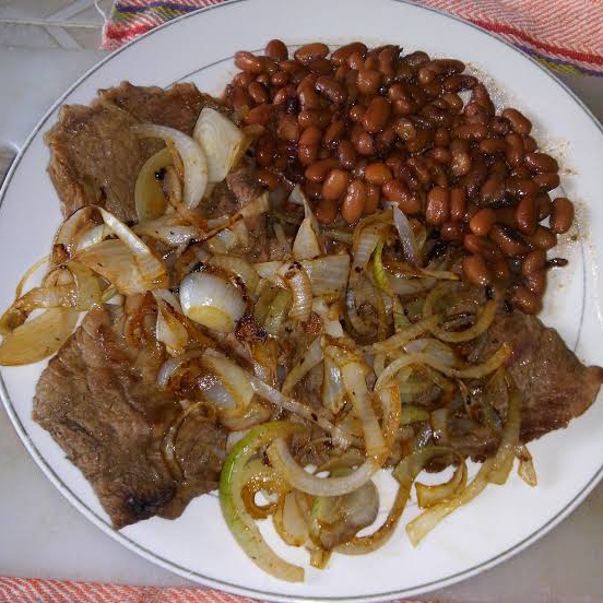 Bistec encebollado