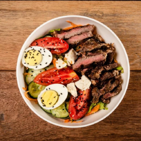 Salada grande
Uma salada nutritiva e cheia de sabor: mix de folhas verdes, cenoura ralada, tomate fresquinho, ovo cozido e tiras de carne suculentas. Uma refeição leve, equilibrada e satisfatória.