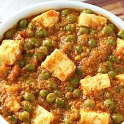 Prato de batatas cozidas no açafrão com ricota frita, ervilhas mergulhadas em molho de iogurte e coentro. Indicação da compra de um pão para acompanhamento