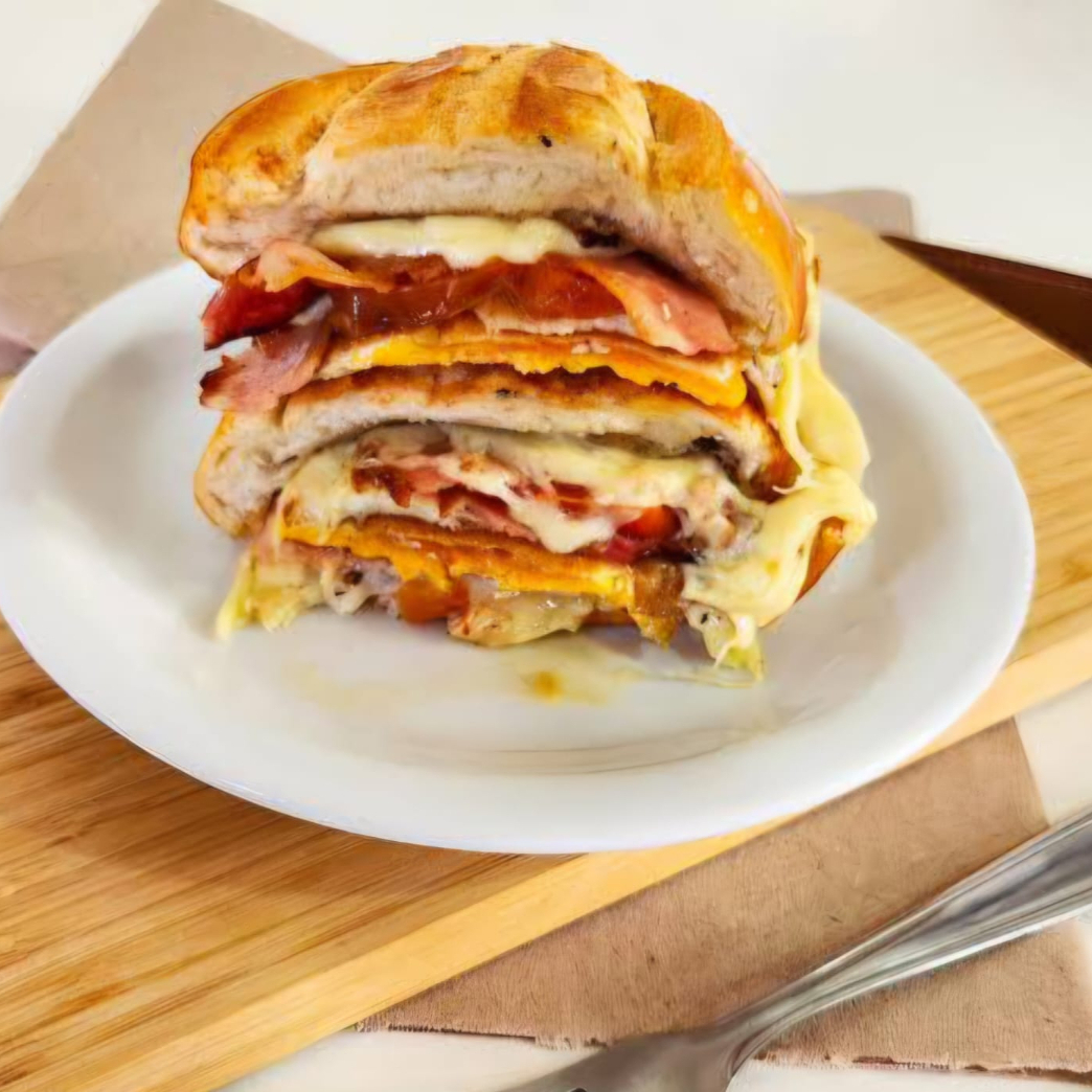 3 mistos completos com presunto, queijo, ovo e tomate + uma coca lata de 350ml.