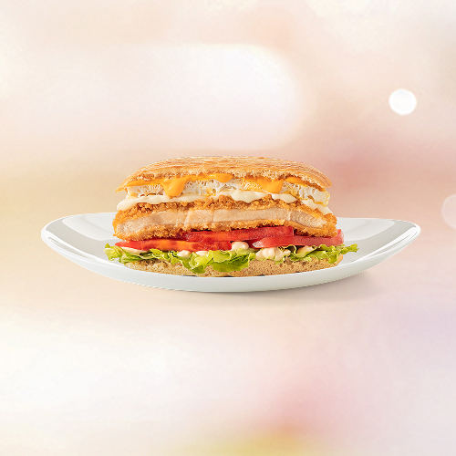 Filé de peito de frango empanado, maionese, alface, tomate, cremely, queijo prato, cheddar, ovo frito no pão sírio.