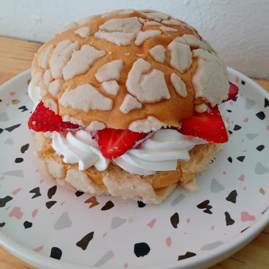 Concha Fresas con Crema