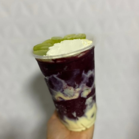 Açaí leite condensado uvas verdes e leite Ninho em pó