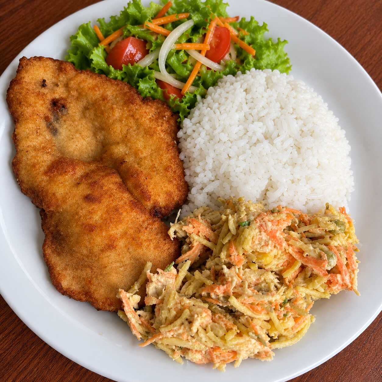 Arroz, frango à milanesa, salpicão e salada.