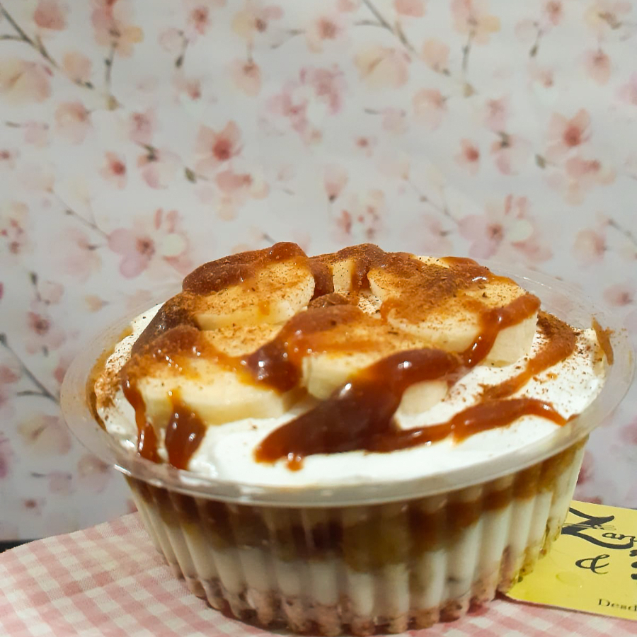 Nossa deliciosa torta, agora em incríveis camadas de muito sabor e suculência. Torta banoffee, é um sabor irresistível, farofa de biscoito entre camadas molhadinhas de brigadeiro de caramelo, banana caramelizada, chantili de caramelo e caramelo salgado é muito sabor num único pote. Finalizado com banana fresca, caramelo salgado e canela em pó. ------tags---entrega rápida , desconto , promoção , 0,99 , 0800 , off , cupom , barato , melhor preço , oferta , frete grátis , descontão , preço baixo , doces , bolos , brigadeiro , docinhos , kit festa , aniversario , bolo de pote , chocolate , morango , sobremesa natalina , nutella , copo da felicidade , brownie , confeitaria , doceria , gourmet , bombom , piscina , ganache , caseiro , vovó , bento cake , vulcão , red velvet , trufas , banoffe , pudim , doce de leite , pão de mel , oreo , kit kat , ferrero rocher , cheese cake , tartelete , ninho , cupcake , afogadinho , bolo , ninho , brigadeirão , mini , cascão , gourmet , cone , dois amores , morango do amor