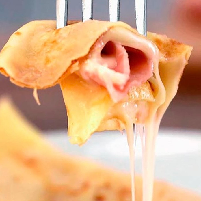 Crepa de jamon, queso y aderezo de chipotle.