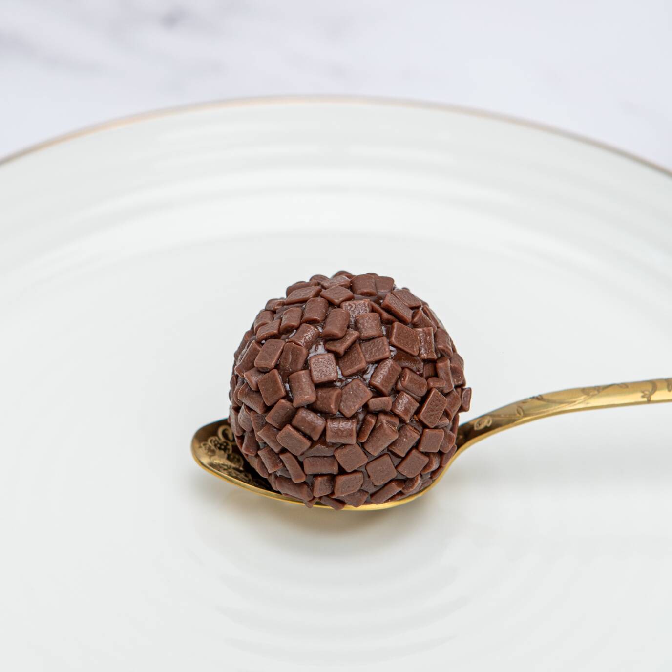 Um brigadeiro diferente dos demais, beem cremoso e recheado com nosso brownie. Finalizado no granulado gourmet.