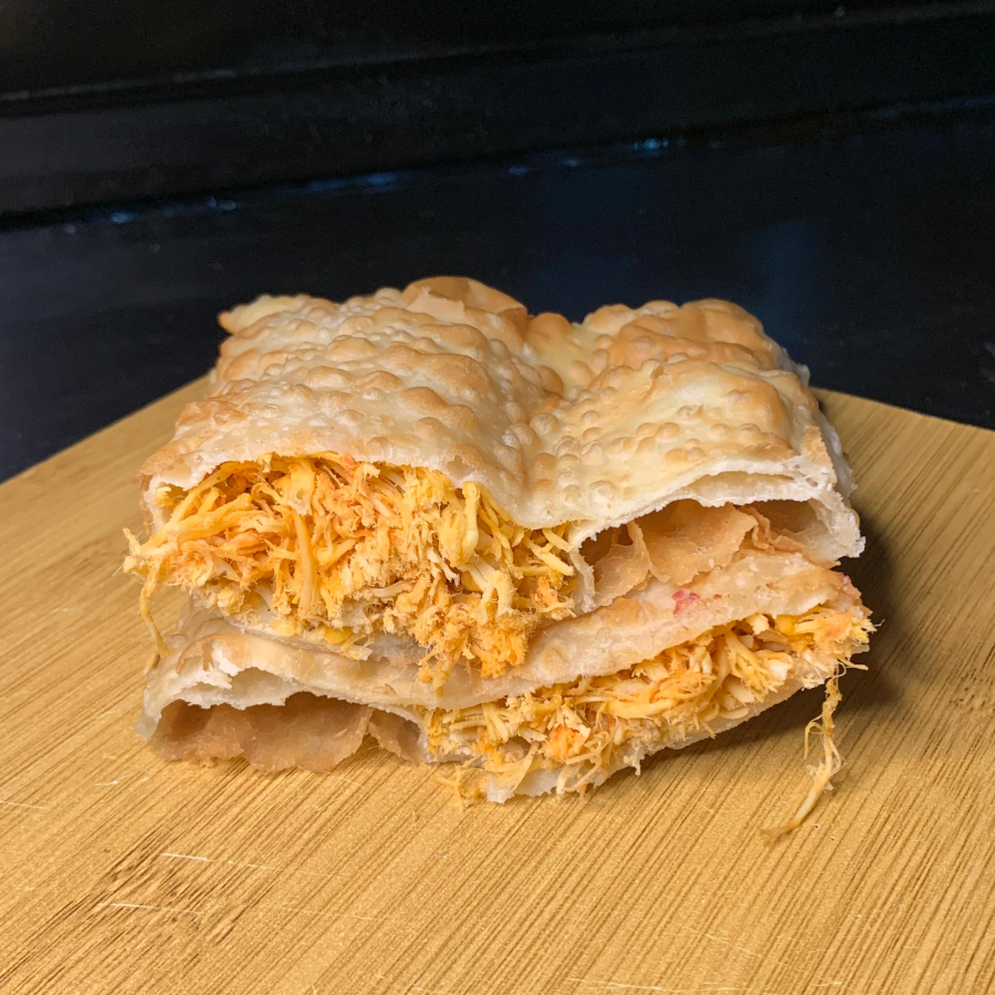 Frango desfiado e temperado no ponto certo, quentinho e saboroso. ##Tags## promoção promocao oferta desconto combo entraga gratis taxa grátis pastel de feira gostoso barato Catupiry carne burger burguer lanche janta salgado cupon cupom