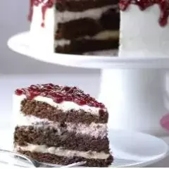 Bolo de chocolate, com duas generosas camadas de recheio, uma de moça firme e outra de chantilly e frutas vermelhas, coberto com chantilly e calda de frutas vermelhas.Bolo pequeno serve até 8 fatias.