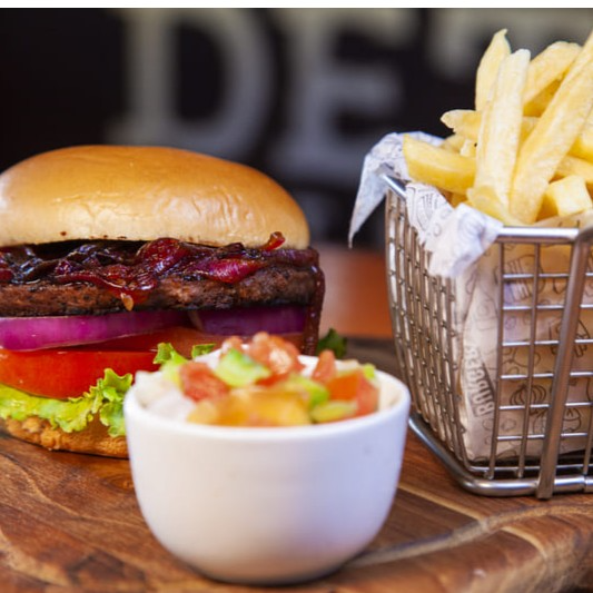 Jeep Burger: Sinta a intensidade do sabor com nosso hambúrguer vegetariano no pão brioche, acompanhado de cebola caramelizada, alface, tomate e cebola roxa. Uma escolha saborosa e leve!