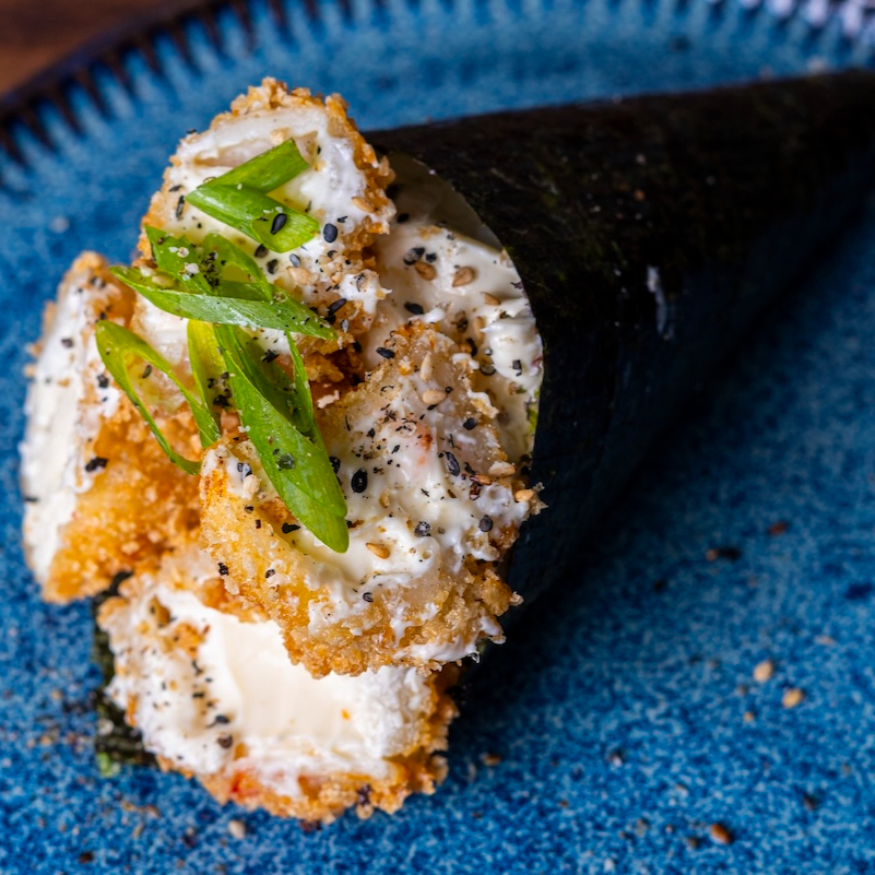 Temaki recheado com kani e queijo crocante.