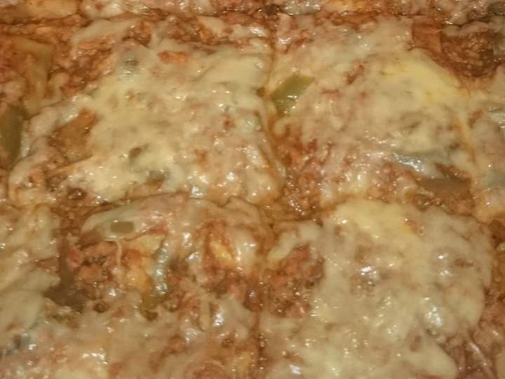 Lasaña a la boloñesa, chilaquiles y frijoles