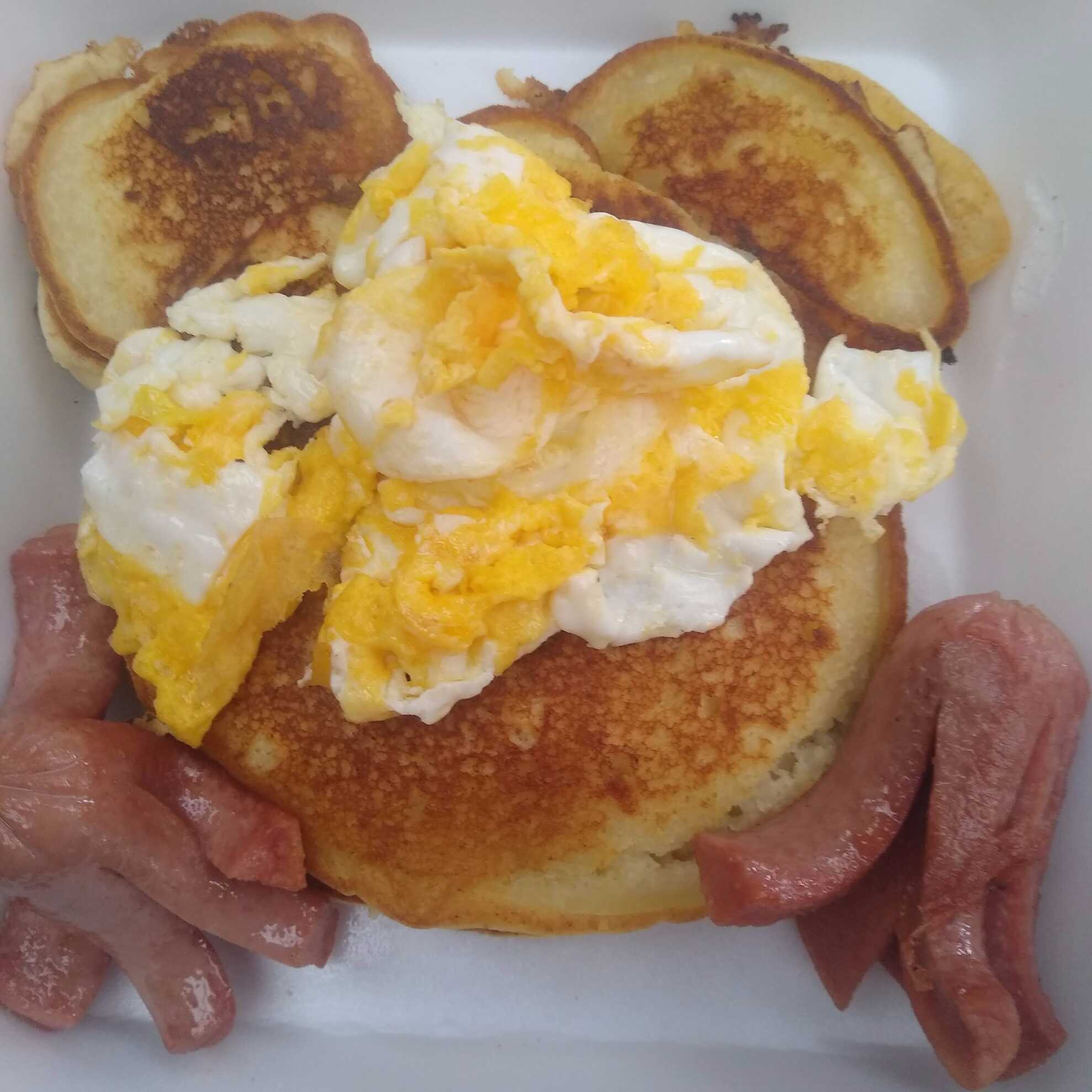 Mini Hot Cakes con 1 Huevo y Salchicha