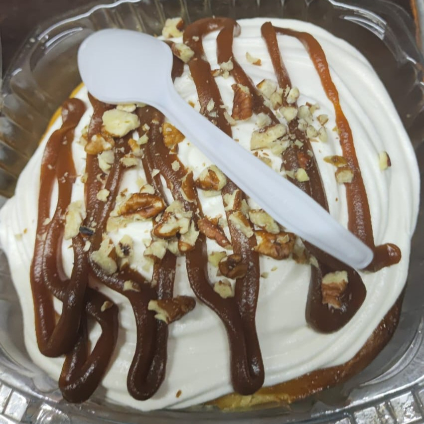 Rol de Canela 3 Leches con Chantilli y Cajeta