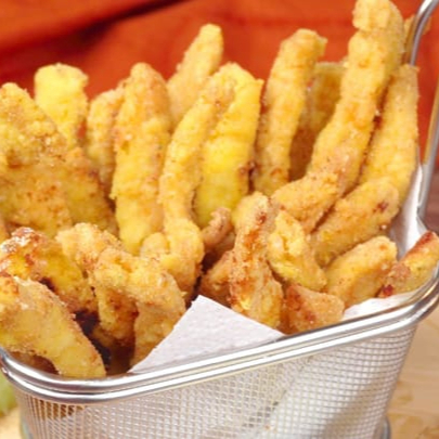 Tirinhas de peito de frango empanado no ovo e farinha de rosca. Acompanha Arroz e feijão