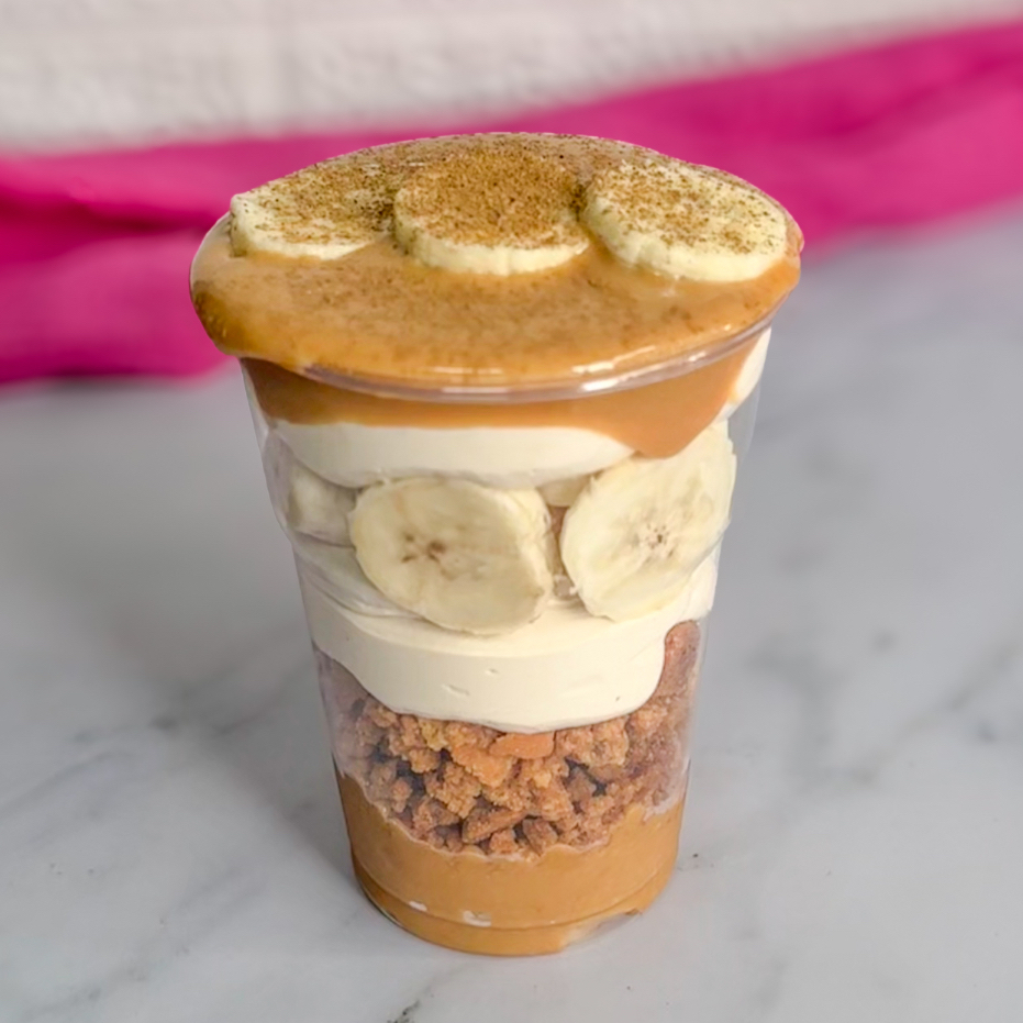 Doce de leite artesanal, farofa crocante de biscoito maizena, chantimousse de doce de leite, bananas frescas e um toque de canela.