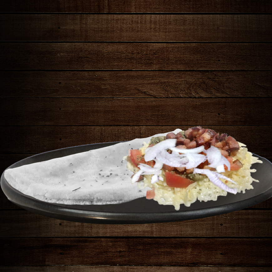 Este prato traz uma combinação perfeita de queijo mussarela derretido, envolvido por tomate fresco, azeitonas suculentas e um toque especial de orégano. Acrescentamos o sabor incrível do bacon frito na hora, sem capa, para um sabor mais autêntico e marcante. O Catupiry Original, cremoso e saboroso, é adicionado para incrementar ainda mais o sabor. Para finalizar, uma camada de cebola.