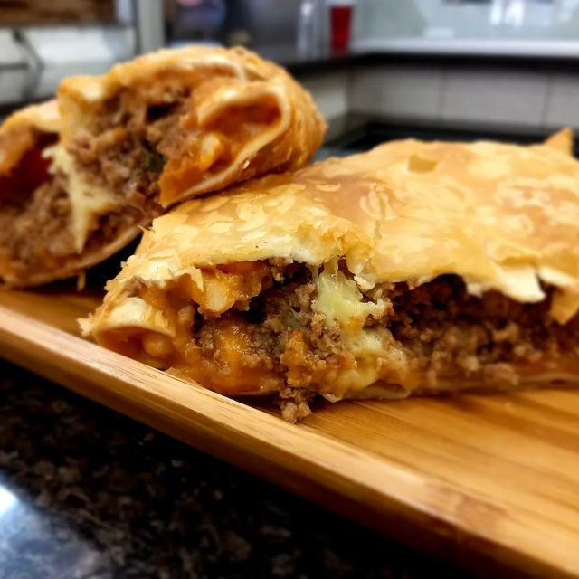 pastel de massa sequinha e crocante , recheada de carne , milho e queijo , feito com carinho e amor direto pra sua casa