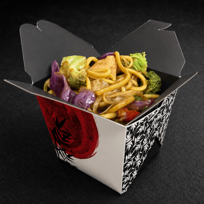 Macarrão salteado no óleo de gergelim com tiras de frango deliciosas, brócolis, couve flor, repolho roxo e verde, cenoura e pimentões coloridos. finalizado com um molho levemente adocicado.